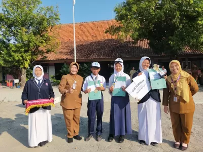 Penyerahan piala Lomba Menyany Lagu daerah Bersama Bunda Literasi